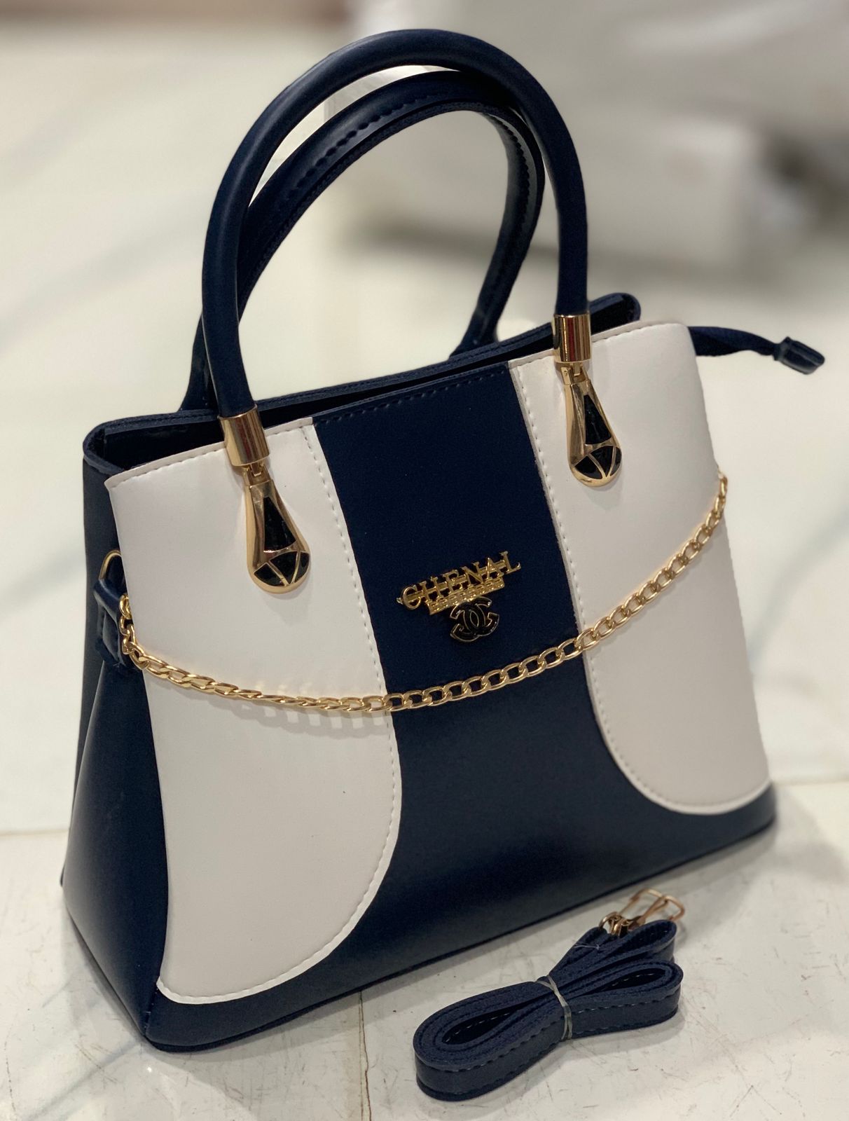 Front Chain Bag whie and navy blue